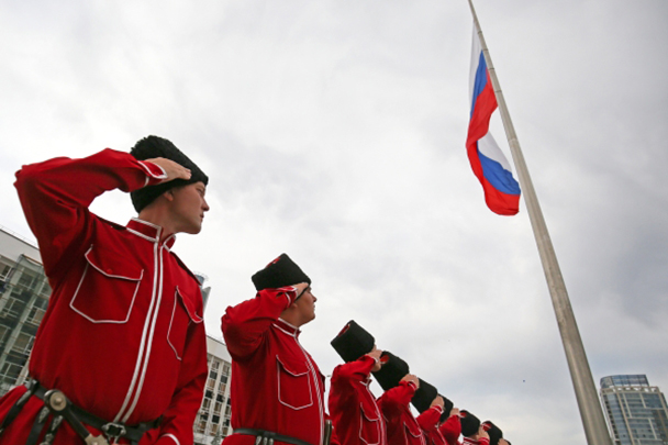 Флаг размером в 150 квадратных метров подняли на главной площади Краснодара. В церемонии участвовал почетный караул Кубанского казачьего войска