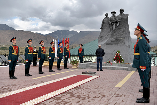 В начале визита глава государства возложил цветы к памятнику в честь выходцев из Ботлиха, погибших в Великой Отечественной войне, войне в Афганистане, боевых действиях в 1999 года и других локальных войнах