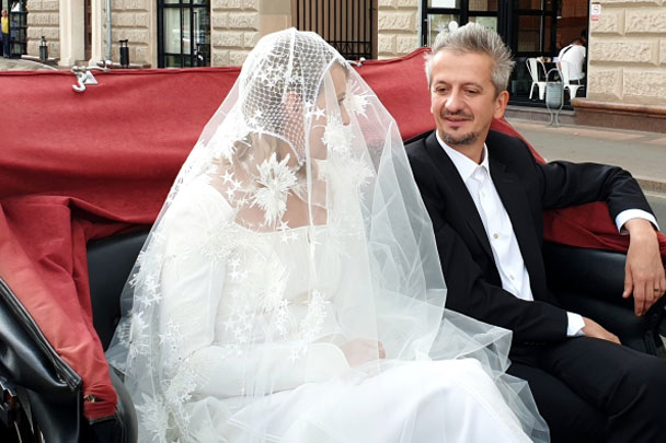 После венчания молодожены отправились кататься по Москве