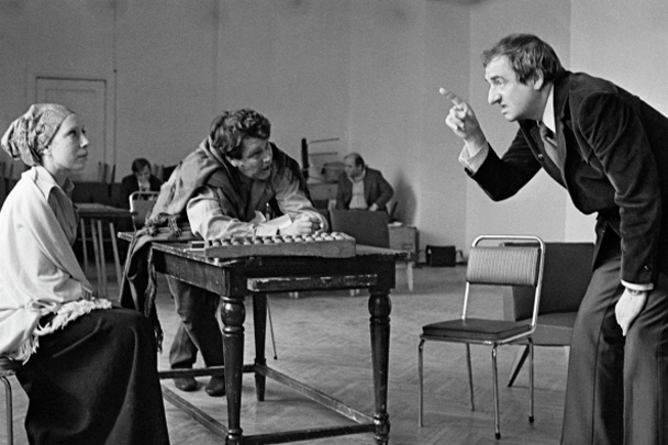 Назначение Захарова худруком «Ленкома» произошло летом 1973 года. Это событие определило судьбу театра и самого режиссера. На кадре запечатлен фрагмент репетиции в «Ленкоме» с участием народной артистки СССР Инны Чуриковой (слева)