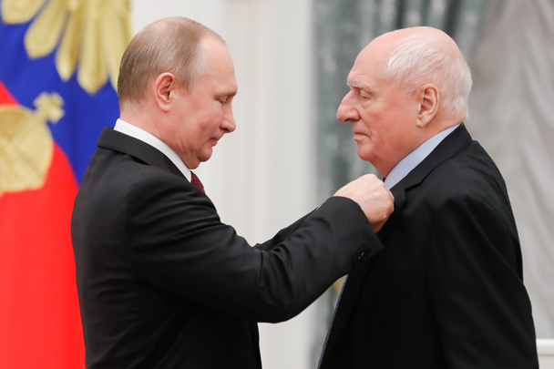 Президент России Владимир Путин вручил весной 2018 года Марку Захарову в Кремле золотую медаль «Герой Труда Российской Федерации» 