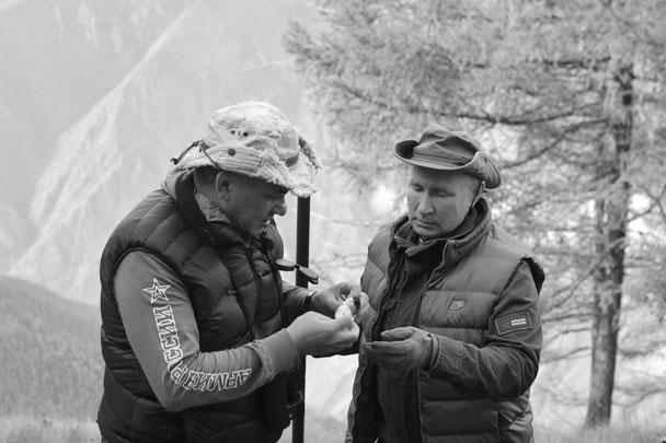 Один из грибов (по всей видимости, груздь) привлек особое внимание президента, передает ТАСС. «Шишечка сверху», – удивился глава государства, рассматривая шляпку гриба, на которой оказалась сосновая шишка