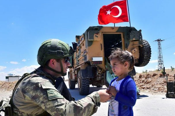 Турецкая армия идет с миром, главной целью операции является борьба с террористами ИГ и курдскими ополченцами, Анкара уважает территориальную целостность Сирии – такова официальная позиция президента Эрдогана и военного руководства Турции. Тем не менее США – союзник Турции по НАТО – не считают турецкую операцию миротворческой. Трамп раскритиковал вторжение Турции и даже пообещал «разрушить» турецкую экономику