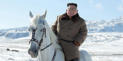 Северокорейский вождь Ким Чен Ын сказал новое слово в альпинизме. Как сообщает пресса КНДР, он покорил гору Пэктусан высотой под три тысячи метров, въехав на нее на белом коне. Это имеет «огромное значение в революционной истории», заявили в Пхеньяне