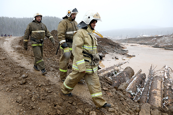 К ликвидации последствий разрушения дамбы были привлечены сотрудники различных спасательных служб, в том числе и пожарные