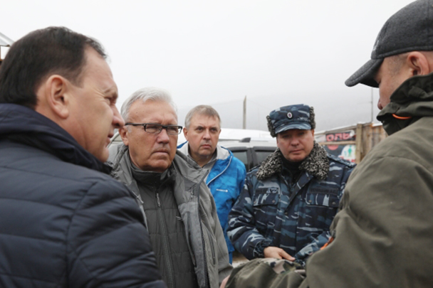 Губернатор Красноярского края Александр Усс (второй слева) рано утром прибыл в поселок старателей, чтобы на месте узнать о масштабах трагедии