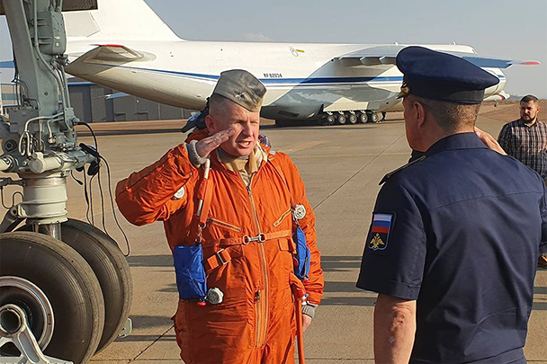 Командир экипажа одного из «Белых лебедей» докладывает командующему дальней авиацией ВКС России Сергею Кобылашу, который в составе российской военной делегации прибыл в ЮАР и встретил летчиков на базе Ватерклоф близ Претории