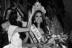 Вьетнамка Фыонг Кхань Нгуен, победительница прошлогоднего конкурса «Мисс Земля – 2018», вручила корону Пиментель &#160;(фото: ROLEX DELA PENA/EPA/ТАСС)