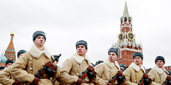 На Красной площади в Москве прошел марш в честь 78-й годовщины знаменитого парада 7 ноября 1941 года, который историки считают одним из важнейших эпизодов Великой Отечественной войны. Тогда около 28 тысяч советских солдат прямо с парада отправились на передовую