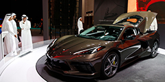 В Дубае проходит ежегодный автомобильный салон. Это главная подобная выставка на Ближнем Востоке, проводится она с 1989 года. И хотя соперничать по статусу с главными автосалонами мира мотор-шоу в ОАЭ не может, крупнейшие автопроизводители нередко показывают здесь свои новинки