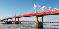На Дальнем Востоке построили первый в России трансграничный мост – он соединил Благовещенск с китайским Хэйхэ. Подготовка к строительству шла почти 20 лет, стартовало оно в 2016 году. Тогда стоимость проекта оценивали в 19 млрд рублей