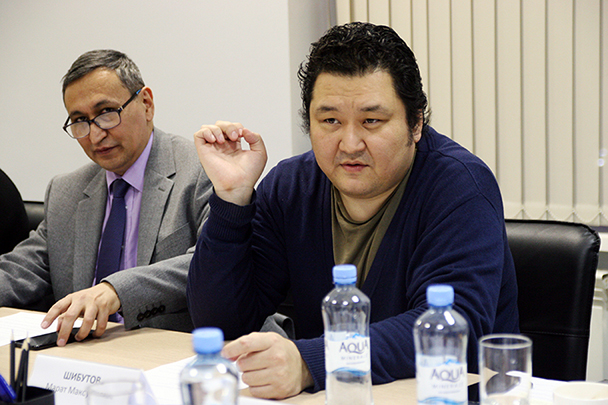 Советник по политическим вопросам Посольства Узбекистана в России Закир Заитов и политолог Марат Шибутов (слева направо) 