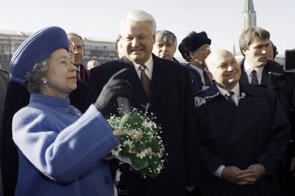 К концу 90-х Лужков стал одним из самых авторитетных политиков в России. В 1999-м его блок «Отечество» едва не занял большинство мест в парламенте. Через два года блок объединился с недавними конкурентами и сформировал партию «Единая Россия», а сам мэр стал сопредседателем ее Высшего совета