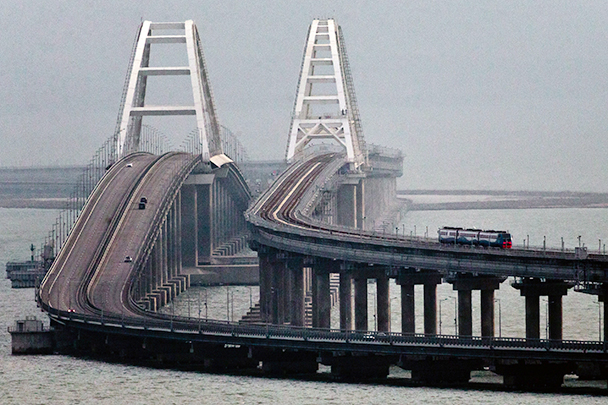 Крымский мост – самый длинный в России и Европе, соединяет Керченский и Таманский полуострова. Автомобильное движение по мосту открылось еще осенью прошлого года