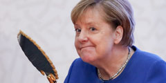 На церемонии открытия немецкого университета в Стамбуле Реджеп Тайип Эрдоган подарил Ангеле Меркель изящное инкрустированное зеркало. Подобные зеркала в дорогой оправе использовались во дворцах султанов и символизируют силу и богатство. Подарок вызвал у канцлера бурные эмоции
