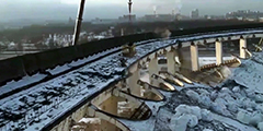 При демонтаже здания Спортивно-концертного комплекса «Петербургский» произошло незапланированное обрушение крыши. Один из рабочих погиб, не успев запрыгнуть в строительную люльку. По оценке экспертов, трагедия случилась из-за того, что строители решили сэкономить на расчетах