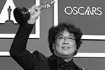   В Лос-Анджелесе 9 февраля прошла 92-я церемония вручения премии «Оскар». Триумфатором стал южнокорейский фильм «Паразиты» режиссера Пон Джун Хо. Картина, ранее победившая на Каннском фестивале, получила статуэтки за лучший фильм, лучший сценарий, лучшего режиссера и лучший международный фильм&#160;(фото: Li Ying/Global Look Press)
