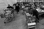 Американцы столпились возле касс одного из супермаркетов в Портленде, штат Орегон. Местный губернатор объявил чрезвычайное положение в связи со вспышкой коронавируса еще 8 марта&#160;(фото: Alex Milan Tracy/Reuters)