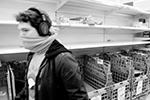 Британский покупатель с импровизированной маской на лице возле пустых полок с молочными продуктами в лондонском магазине Sainsburys. Продажи жизненно важных товаров и медицинских средств распределяются по лондонским магазинам определенными партиями, чтобы избегать дефицита&#160;(фото: Om1/Global Look Press)