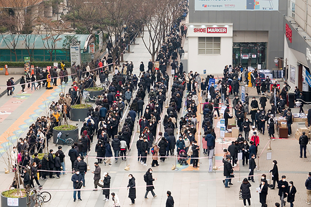 В Сеуле люди в масках выстраиваются в очередь возле универмага, чтобы купить новые маски для защиты от коронавируса. Некоторые торговцы и дистрибьюторы скупают маски оптом в ожидании роста цен