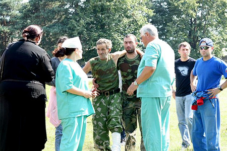 Российские врачи осматривают раненых