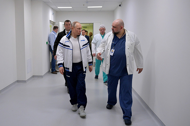 Путин осмотрел больницу, в которой находятся заболевшие, а также те, кто пока лишь проходит проверку на коронавирус