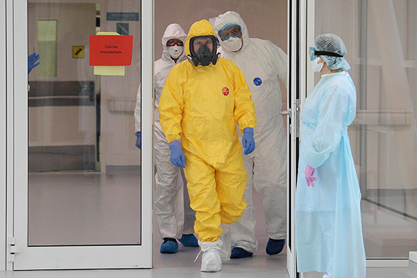 Путин осмотрел больницу, в которой находятся зараженные коронавирусом. Президент надел специальный защитный противовирусный костюм и маску, закрывающую все лицо