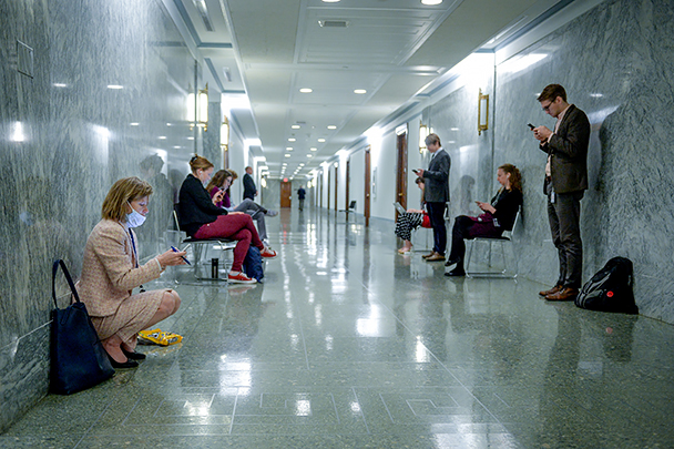 Журналисты в Вашингтоне освещают проходящее в том же здании заседание по мерам поддержки экономики в связи с коронавирусом