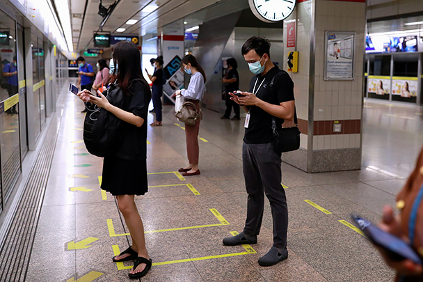 Пассажиры в метро Бангкока соблюдают дистанцию на перроне, ориентируясь на специальные отметки