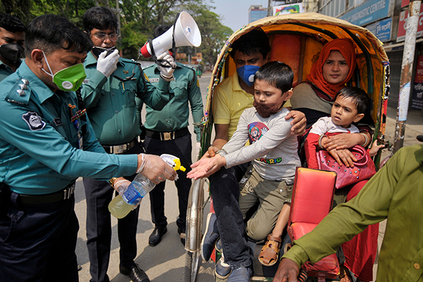 Представители правопорядка в Бангладеш следят за чистотой рук населения