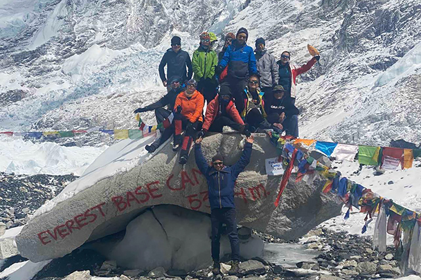 Группа российских альпинистов, оказавшихся запертыми в Катманду