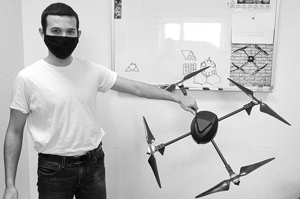 Вадим Хисматуллин держит в руках дрон собственного изготовления