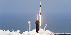 В субботу ракета-носитель Falcon-9 с кораблем Crew Dragon компании SpaceX стартовала с космодрома на мысе Канаверал. Запуск был осуществлен со второй попытки: в минувшую среду старт был отменен за 17 минут до расчетного времени из-за неблагоприятных погодных условий 