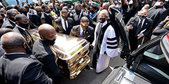 Крайне выразительными с визуальной точки зрения оказались похороны чернокожего Джорджа Флойда. Его гибель в результате грубого задержания полицией стала спусковым крючком для масштабных беспорядков в США, а сам Флойд превратился в икону и символ негритянского сопротивления дискриминации