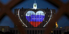 В честь прошедшего 12 июня Дня России разнообразные объекты и здания были раскрашены в цвета российского флага – как с помощью световых эффектов в темное время суток, так и другими методами. На фото – Дом Правительства России в Москве