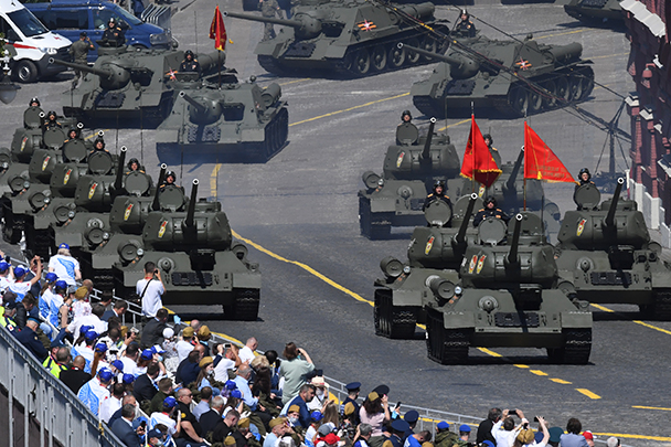 Легендарные танки Т-34 и самоходные установки СУ-100 по традиции открывали проход техники на параде Победы