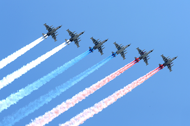 Штурмовики Су-25 украсили небо столицы цветами российского флага 