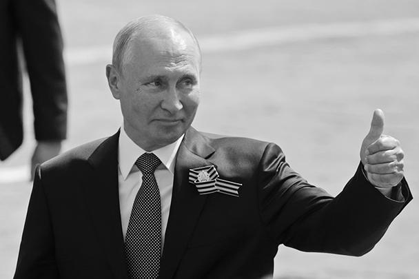 Президенту задали вопрос: «Как вам парад?» Путин ответил жестом, подняв вверх большой палец 