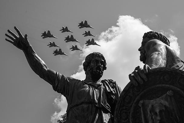 Авиагруппы высшего пилотажа «Русские витязи» и «Стрижи» на фоне памятника Минину и Пожарскому