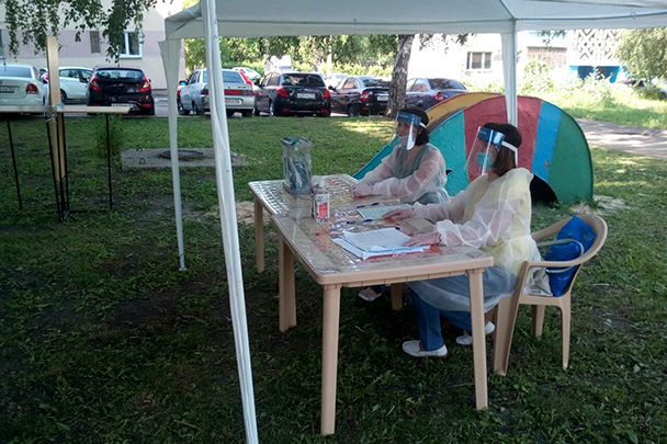 «Во всеоружии» медицинской защиты встречали избирателей и сотрудники УИК 590 в столице Мордовии Саранске