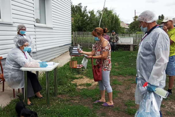Голосование могут организовать не только во дворе многоквартирного дома, но и в «частном секторе» – как это сделали сотрудники участкового избиркома в Алтайском крае
