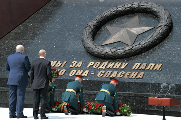 Лидеры двух стран возложили цветы к монументу Советскому солдату
