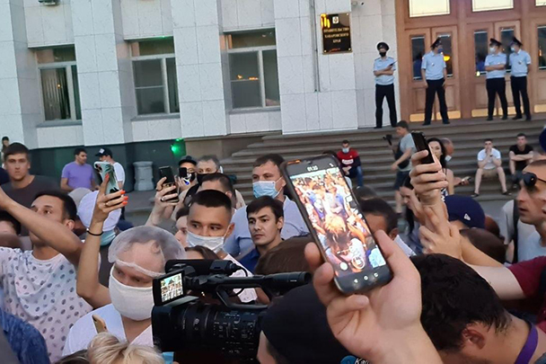 Александр Витько, министр здравоохранения Хабаровского края, объясняет протестующим угрозу коронавируса в регионе