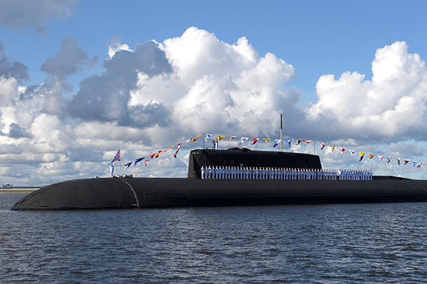 Подводную часть военно-морских сил России на параде представляли ракетоносный крейсер «Орел», подлодка «Петропавловск-Камчатский», дизель-электрическая ПЛ «Санкт-Петербург» и другие боевые корабли