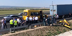 Микроавтобус Mercedes-Benz Sprinter, направлявшийся в Симферополь, 31 июля столкнулся с КамАЗом на недавно открывшемся участке трассы «Таврида». В автобусе было 18 человек, девять погибли, в том числе водитель. Среди пострадавших – двое малолетних детей и беременная женщина