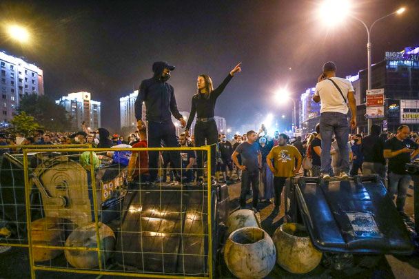 В ответ на попытки разгона толпы милицией, протестующие в Минске попытались возвести импровизированные баррикады из мусорных баков 