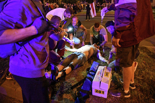 По данным СМИ, несколько десятков протестующих были госпитализированы с ранениями