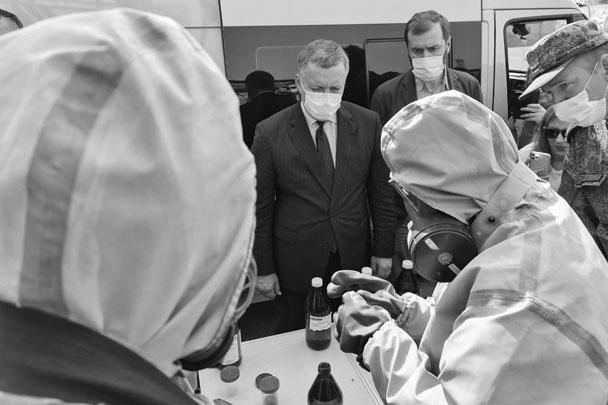 И. о. губернатора Иркутской области Игорь Кобзев (в центре) в лаборатории экспресс-анализа токсичных отходов