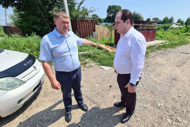 Ростислав Гольдштейн (справа) и мэр Биробиджана Александр Головатый