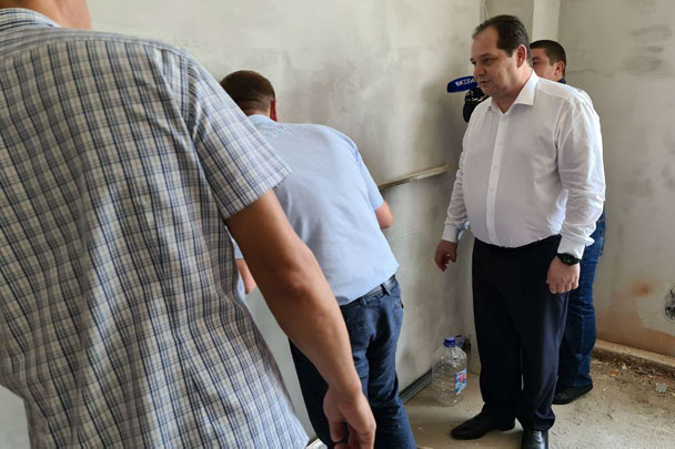 Стена действительно кривая: и. о. губернатора ЕАО Ростислав Гольдштейн инспектирует ремонт в библиотеке-филиале № 4, Биробиджан